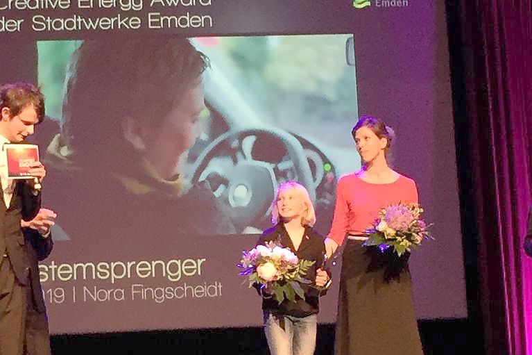 Nora Fingscheidt (rechts) und Helena Zengel wurden zweimal für „Systemsprenger“ ausgezeichnet. Bild: Hanssen
