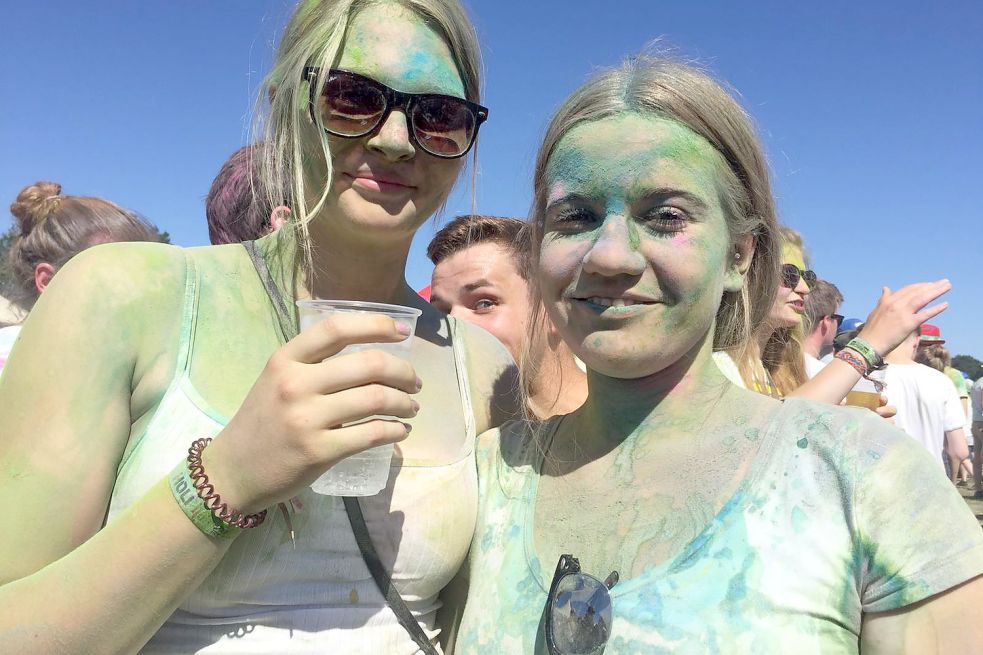 Grün und blau war das Pulver, das diese beiden Holi-Besucherinnen abbekamen. Bild: Fäustel