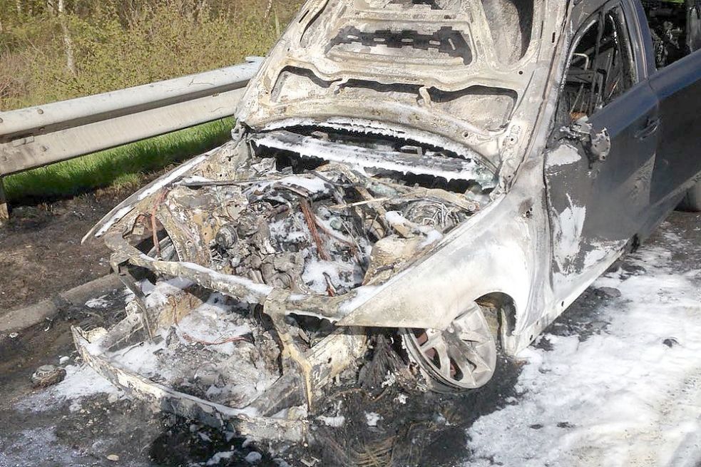 Bei einem Feuer auf der Autobahn 31 ist am Sonnabendmorgen ein BMW ausgebrannt. Bild: Feuerwehr