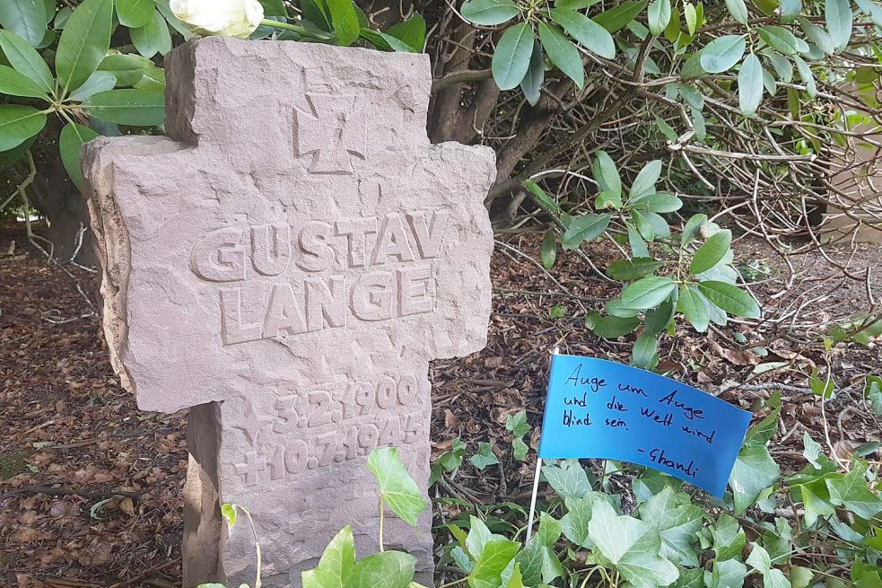 „Auge um Auge – und die Welt wird blind sein“ lautet die Botschaft, die die Auricher Schüler am Grab von Gustav Lange hinterlassen haben.