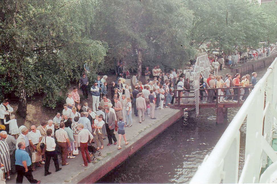 Vor dem Feuerschiff standen die Menschen im August vor 35 Jahren Schlange.