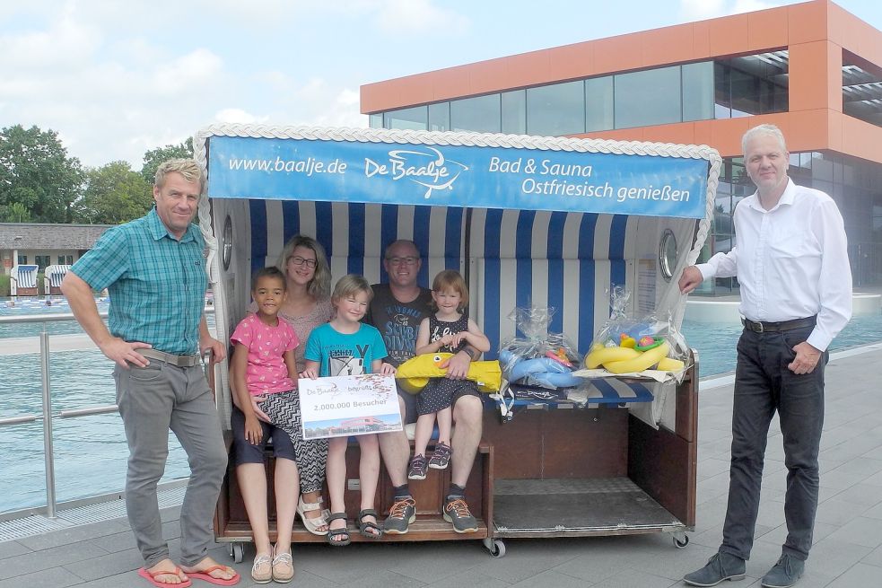 Badleiter Martin Schmidt (links) und Menno Keller (rechts) von der Stadt Aurich begrüßten (von links) Verena Habben, Michael Habben, Minkah, Ole und Lea.