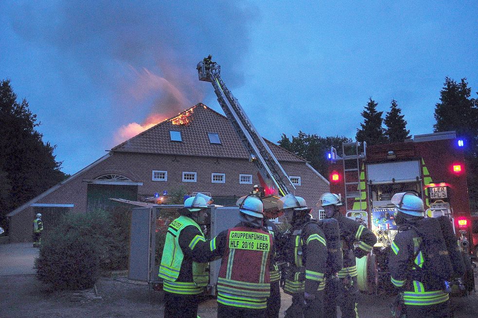 Alle Wehren der Stadt Leer waren vor Ort, um den Brand zu löschen.
