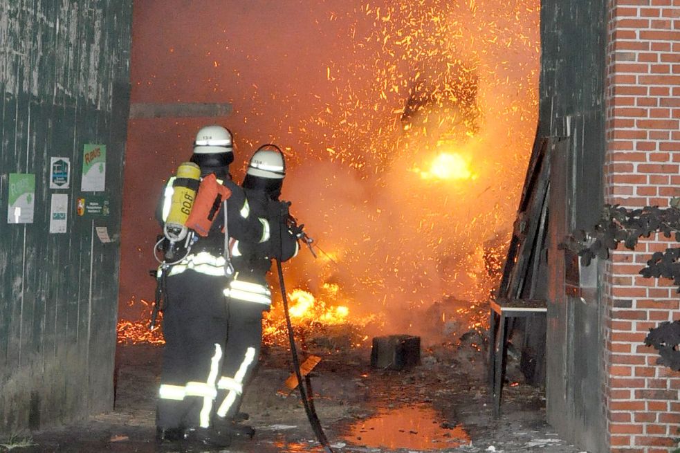 Die Einsatzkräfte waren bis etwa 4 Uhr mit den Arbeiten beschäftigt.