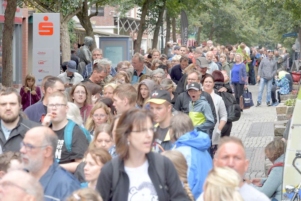 In Emden hat sich eine lange Schlange gebildet. Bild: Ortgies