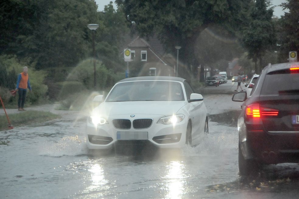 Auch im Burfehner Weg in Leer stand das Wasser auf den Straßen.