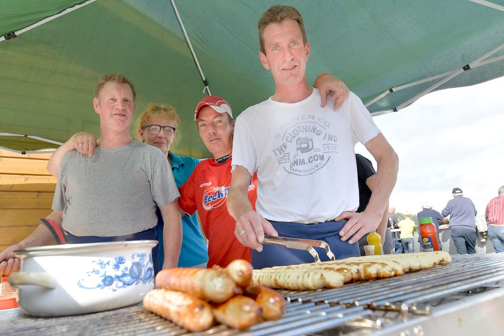 Dieses Team versorgt beim SV Großefehn die hungrigen Zuschauer. Bild: Ortgies