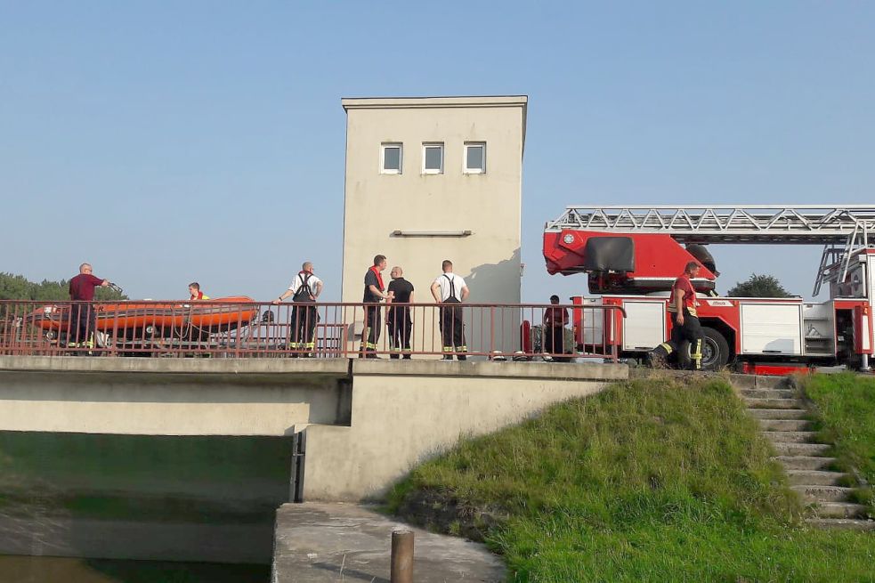Mit einer Drehleiter und Booten rückten die Helfer an. Bild: Wolters