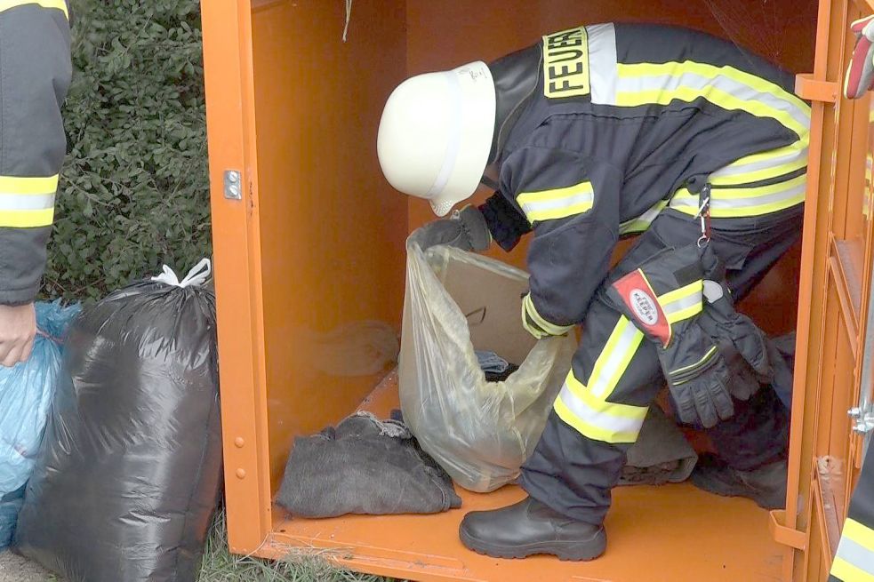 Die Einsatzkräfte durchsuchten alle Kleiderspenden.