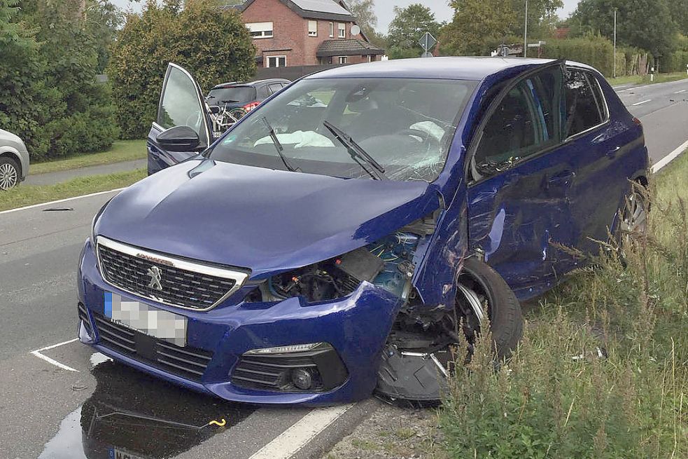 Zwei Wagen waren zusammengestoßen. Bild: Boschbach