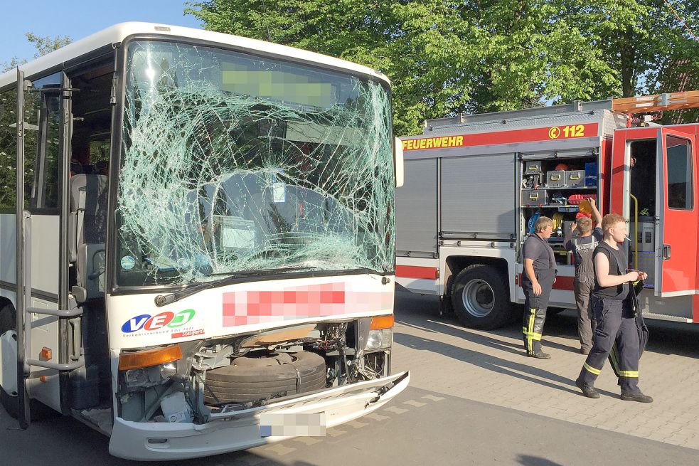 Der Bus, der auf den anderen auffuhr, wurde an der Front stark beschädigt. Bild: Doden
