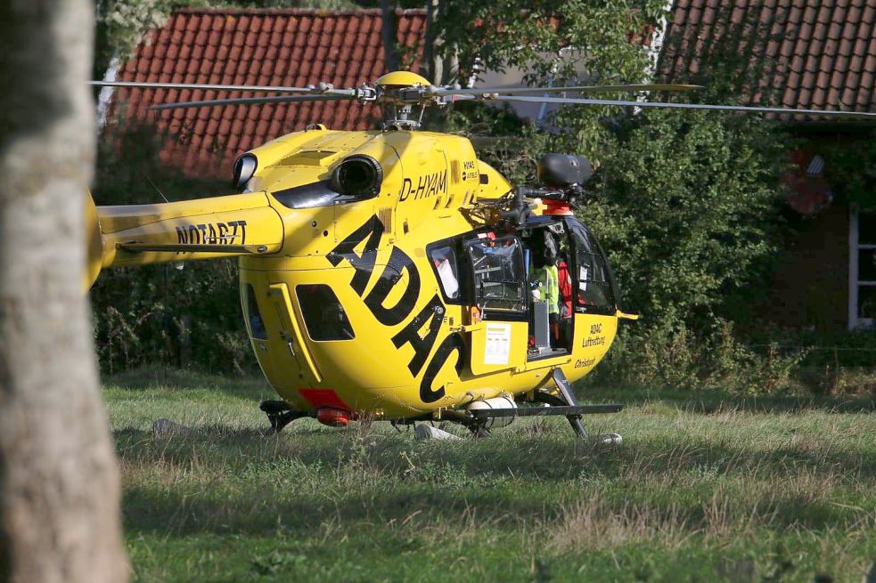 Auch ein Rettungshubschrauber landete in Hesel. Bild: Loger