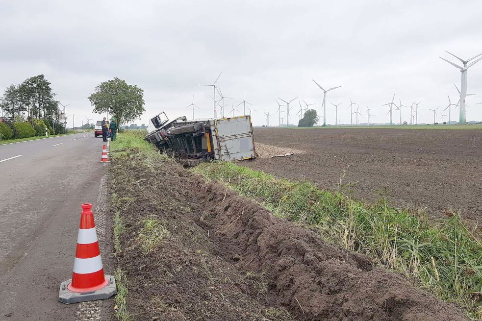 Für die Bergung des Lastwagens musste die Dornumer Straße nicht gesperrt werden.