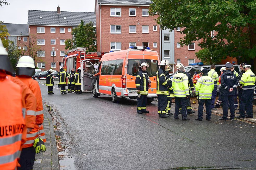 Polizei und Feuerwehr sind seit dem Vormittag vor Ort. Bild: Wagenaar