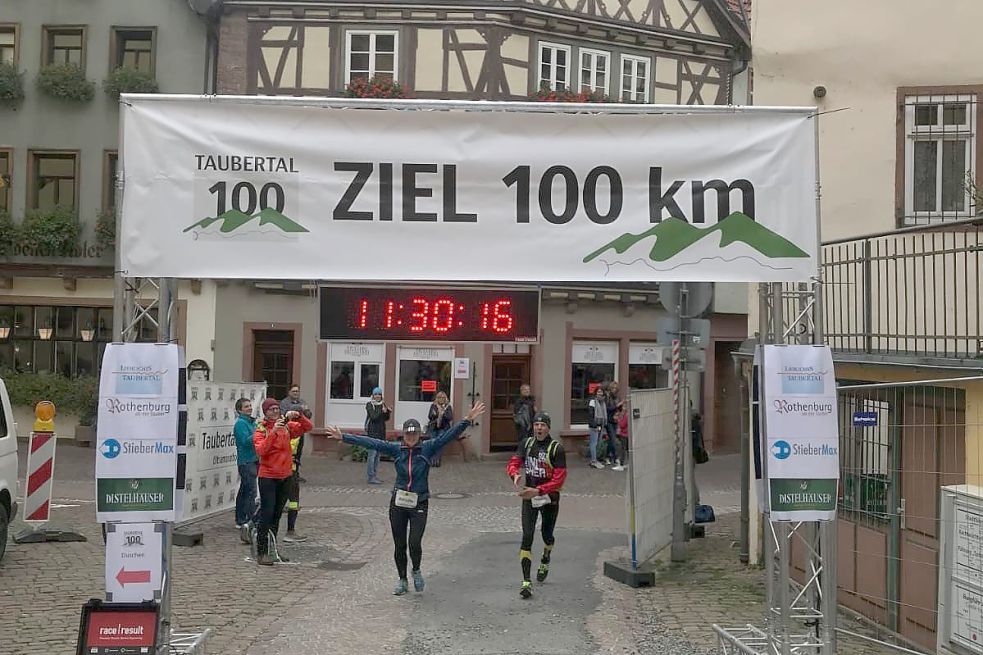 Nach elfeinhalb Stunden erreichte Thomas Brem (rechts) das Ziel.