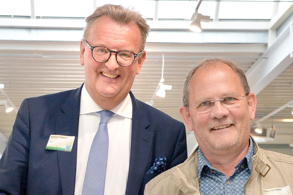 Helmut van Hoorn (rechts) erhielt als Dritter einen Einkaufsgutschein im Wert von 1500 Euro von Leffers-Geschäftsführer Johannes Poppen. Bild: Ortgies