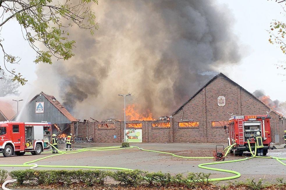 Die Feuerwehr war mit zahlreichen Einsatzkräften vor Ort. Bild: Wenzel