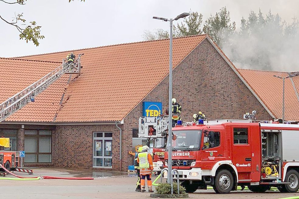 Die Feuerwehr deckte Dachziegeln beim Tedi-Markt ab, um nach Glutnestern zu suchen. Bild: Wenzel