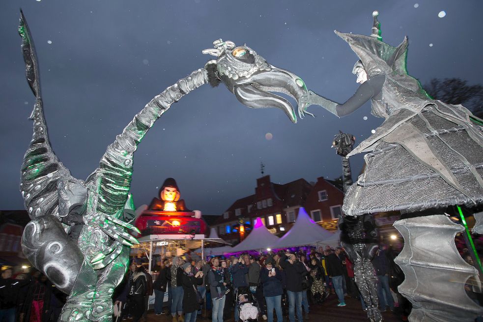 Die gigantischen Urvögel und ihre Herrin zogen im vergangenen Jahr die Blicke der Besucher auf sich. Der Walk-Act war in der gesamten Innenstadt unterwegs. Archivbild: J. Doden