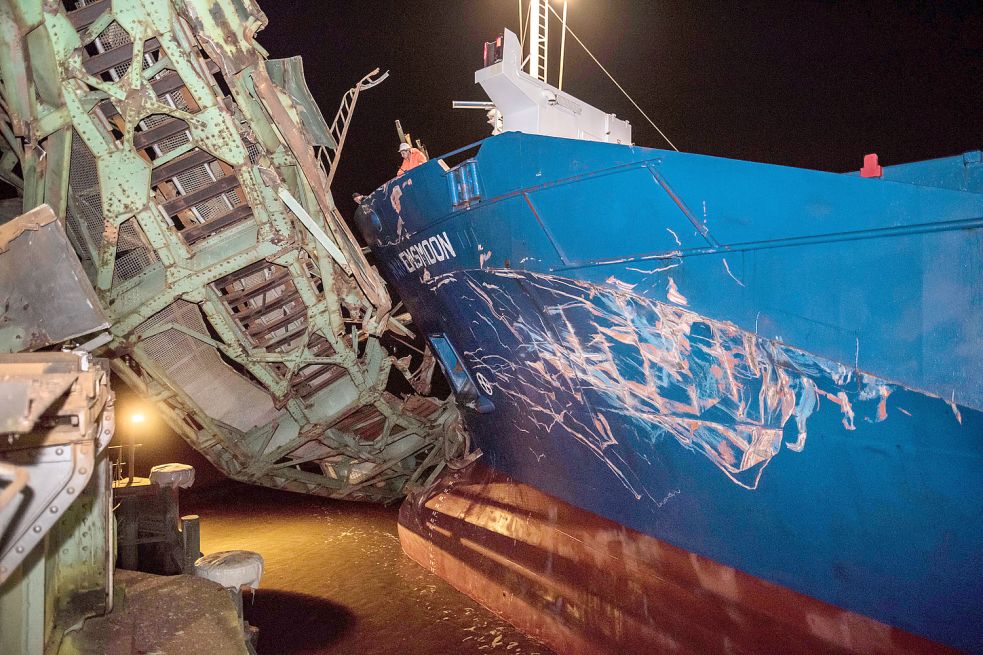 Die Aufnahme zeigt den Frachter „Emsmoon“, wie er nach dem Unfall am 3. Dezember 2015 auf der Ems in der Friesenbrücke bei Weener festhing. Kurz nach dem Unglück wurde das durch den Aufprall zerstörte Klappteil der Eisenbahnbrücke ausgebaut. Archivfoto: DPA