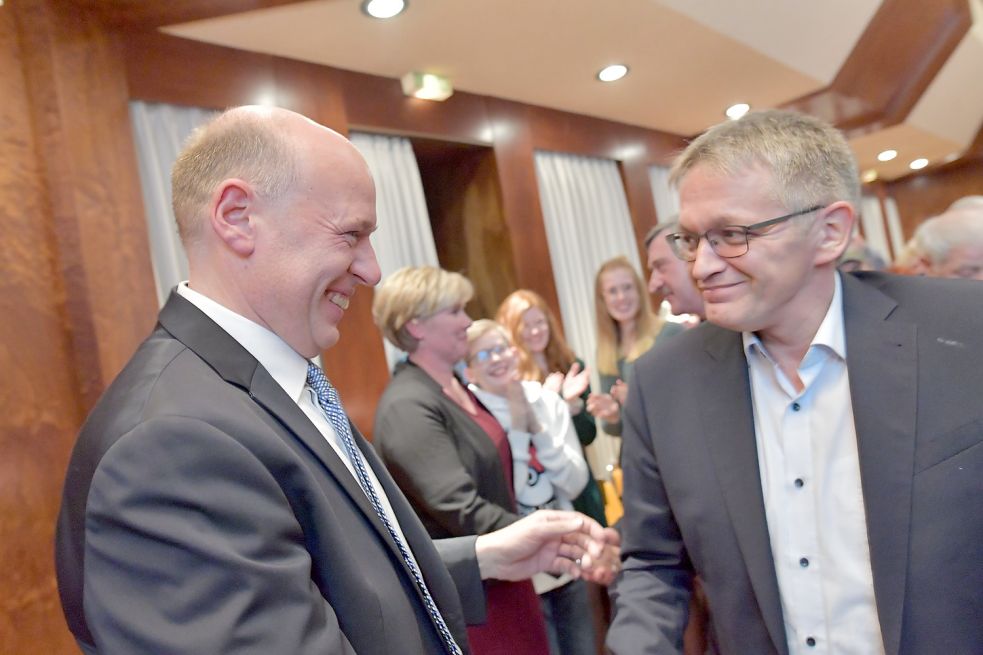 Der neue und der alte Bürgermeister geben sich die Hand. Bild: Ortgies