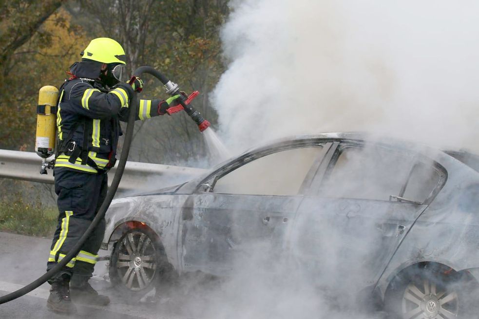 Unter Atemschutz löschten die Einsatzkräfte das Feuer. Bild: Loger