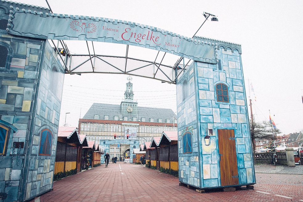 Zwei große Torbögen, die an ein Märchenschloss erinnern, laden an den Eingängen auf dem Rathausplatz zum Besuch des Engelkemarktes ein.
