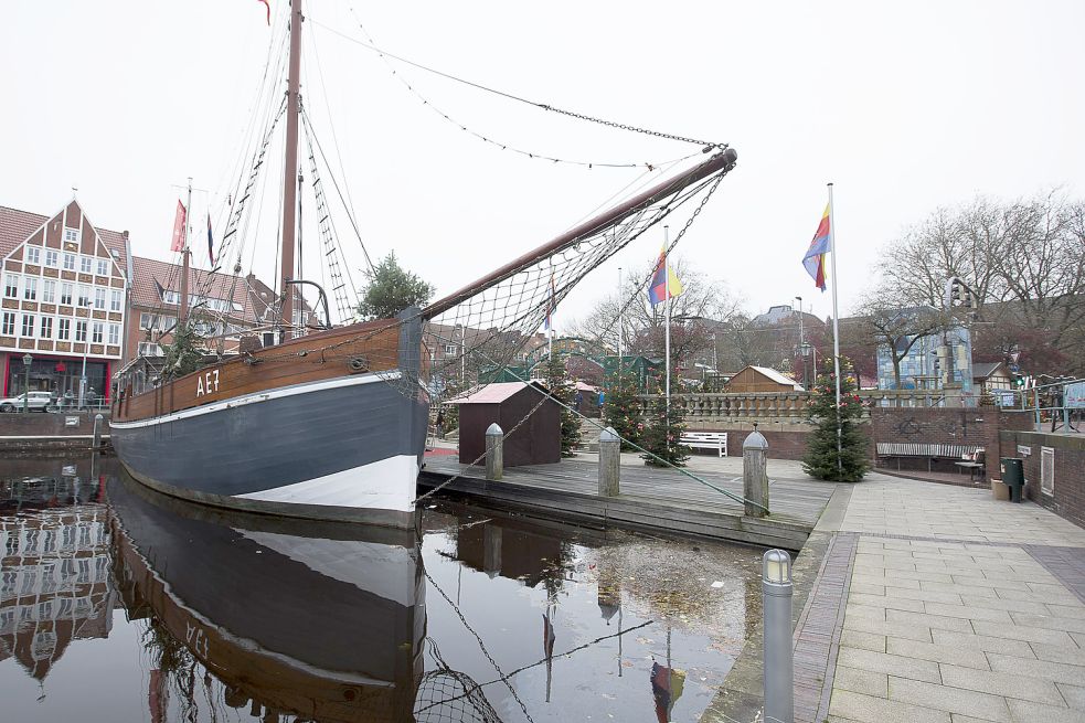 Der Emder Museumsheringslogger „AE 7/‘Stadt Emden hat als „Weihnachtsschiff“ vor der Delfttreppe im Zentrum der Stadt festgemacht.