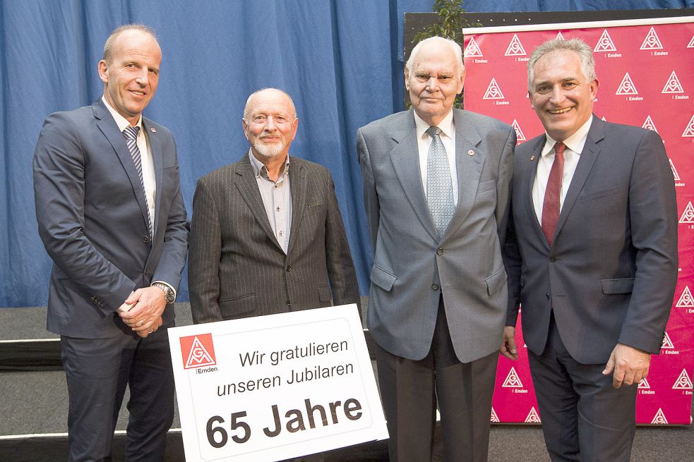 Die Jubilare stellten sich für Gruppenfotos auf. Bilder: J. Doden
