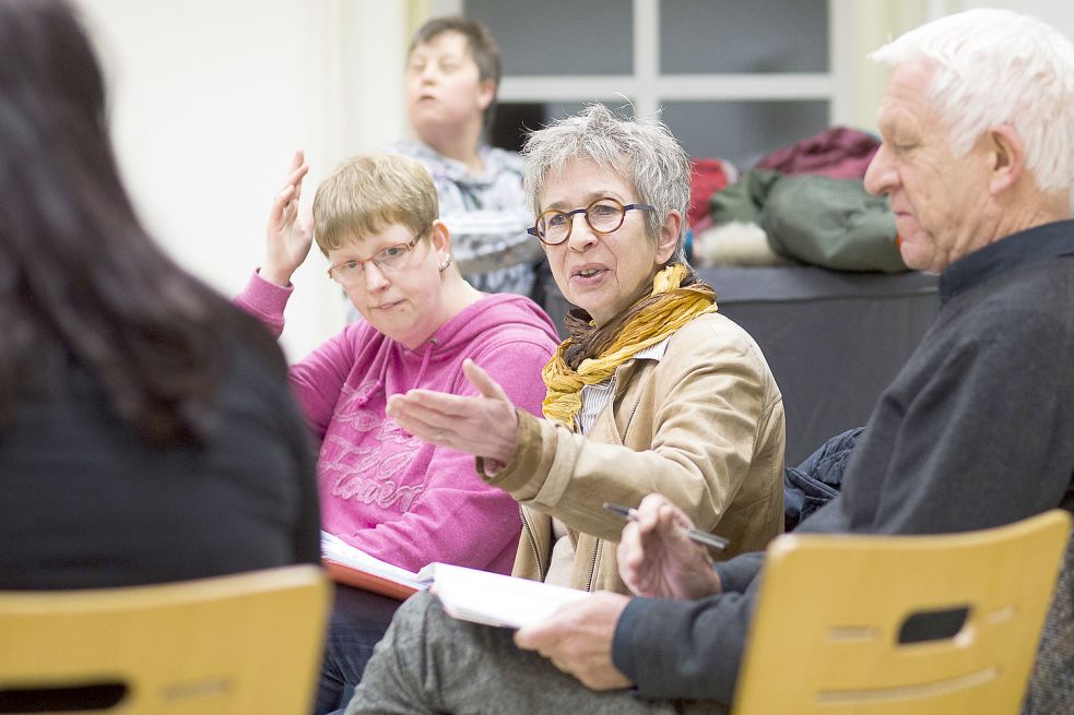 Ulrike Heymann (Mitte) leitet unter anderem die Proben des „Ensemble Theartic“, der Theatergruppe für Erwachsene. Die Stücke, die geprobt werden, schreibt die Emderin selbst und führt auch Regie. Bild: Doden