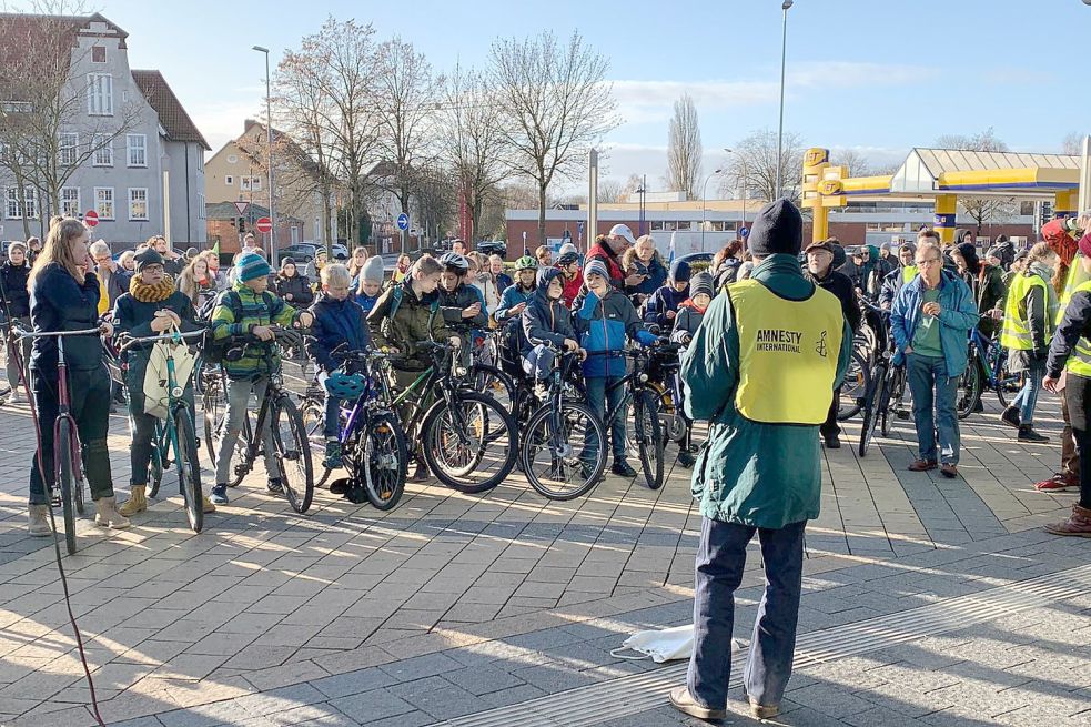 Christian Stürmer von Amnesty International sagte während der Kundgebung in Aurich: „Klimawandel wird die Menschenrechte einschneiden – zum Beispiel das Recht auf sauberes Wasser.“ Bild: Wenzel