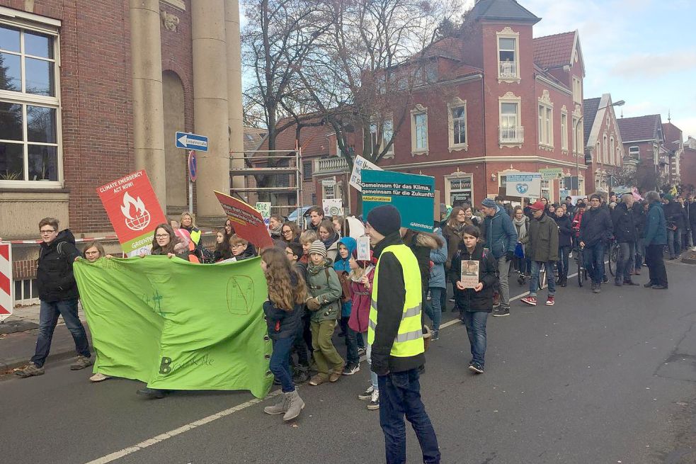 Die Demonstranten liefen die Friesenstraße entlang. Bild: Mimkes