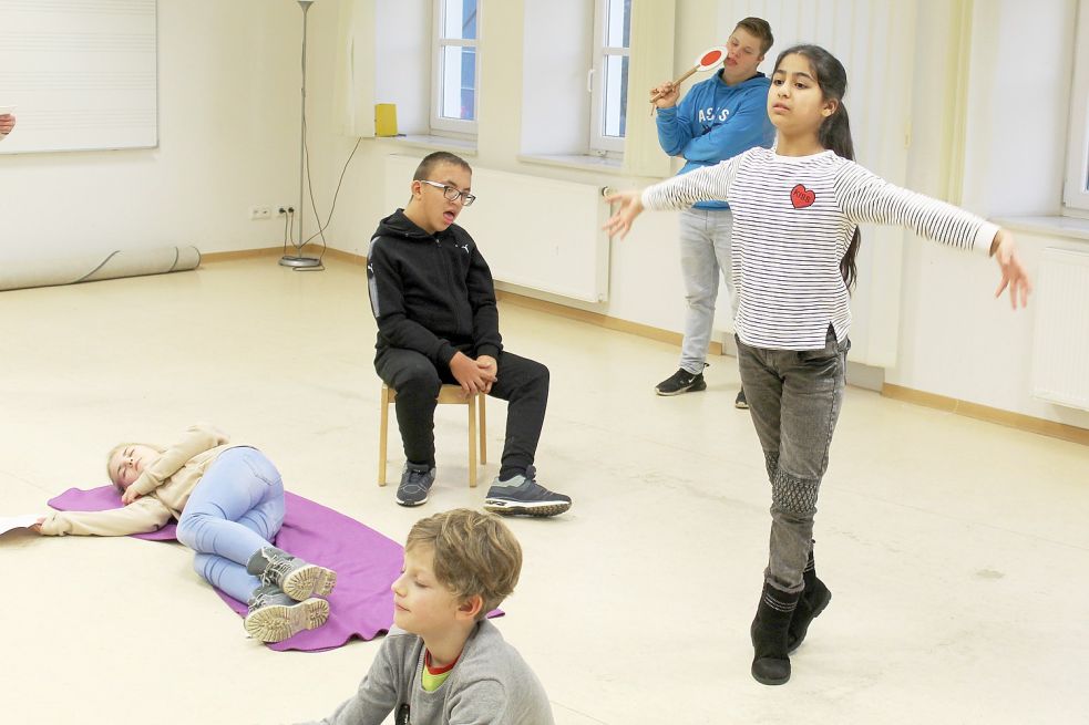 Sedigheh (rechts) improvisiert ihre Tänze.