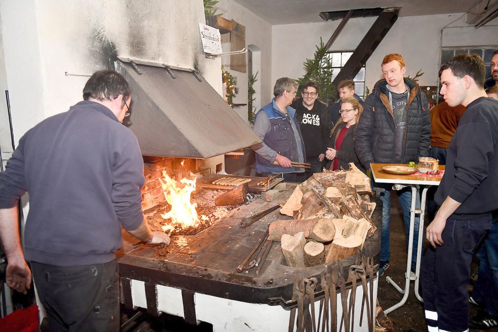In der Schmiede bei den Freunden historischer Verbrennungsmotoren wurde es gemütlich. Bild: Stromann
