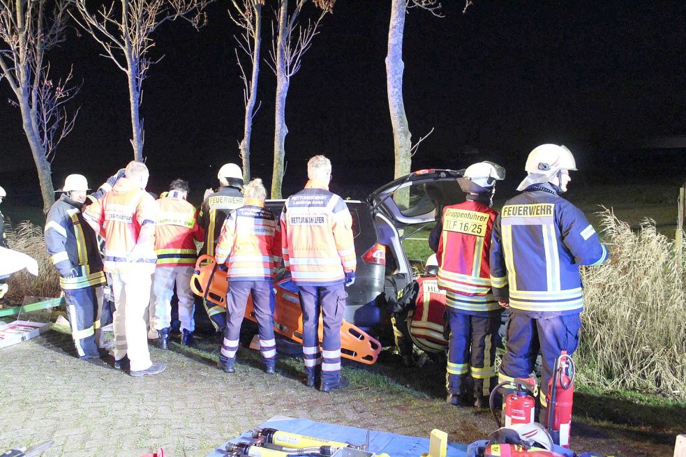 Die Feuerwehr musste den Beifahrer aus dem Auto befreien.