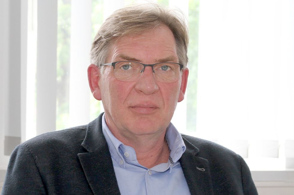 Bei Tom Sprengelmeyer, Fachbereichsleiter Jugend, Schule und Sport der Stadt Emden, meldeten sich die Mädchen am Montag. Bild: Päschel