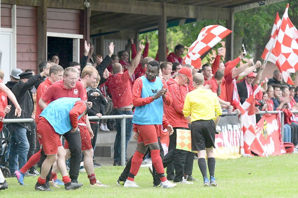 Im Mai machte Germania Wiesmoor auf dem Sportplatz in Holte den zweiten Aufstieg in Serie perfekt. Entsprechend groß war der Jubel bei Mannschaft und Fans beim Abpfiff. Letztlich stieg Germania sogar als Ostfrieslandliga-Meister in die Bezirksliga auf und hat dort gute Chancen, die Klasse zu halten. Bild: Damm