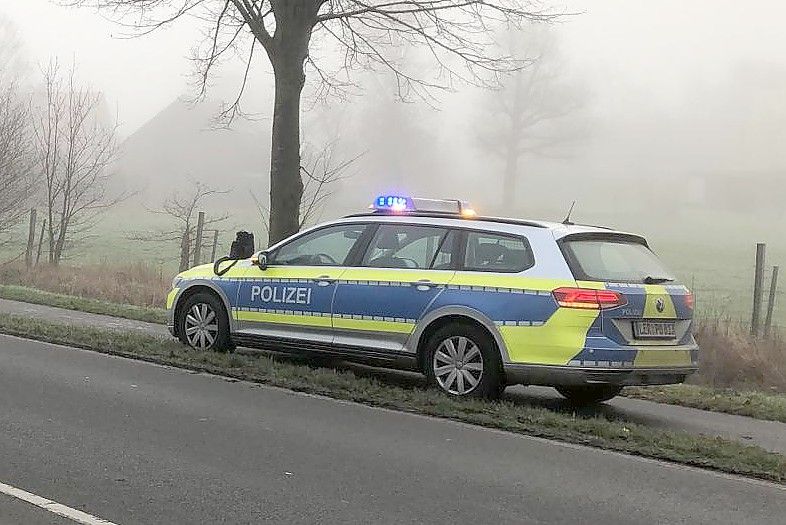 Nach einem Verkehrsunfall in Weener ist die Bundesstraße 436 gesperrt. Bilder: Meins
