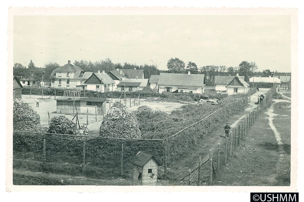 Von einem Wachturm aufgenommene Übersicht über Lager I und das Vorlager im Hintergrund, Frühsommer 1943.