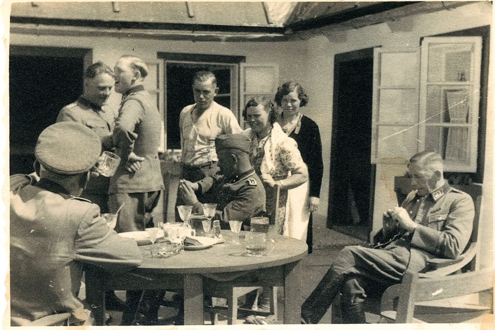 Das Foto zeigt unter anderem den Lagerkommandanten des Vernichtungslagers Sobibor, SS-Hauptsturmführer Franz Reichleitner (2. von links) und seinen Stellvertreter, den SS-Untersturmführer Johann Niemann (3. von links), der aus Völlen stammt. Bild: United States Holocaust Museum
