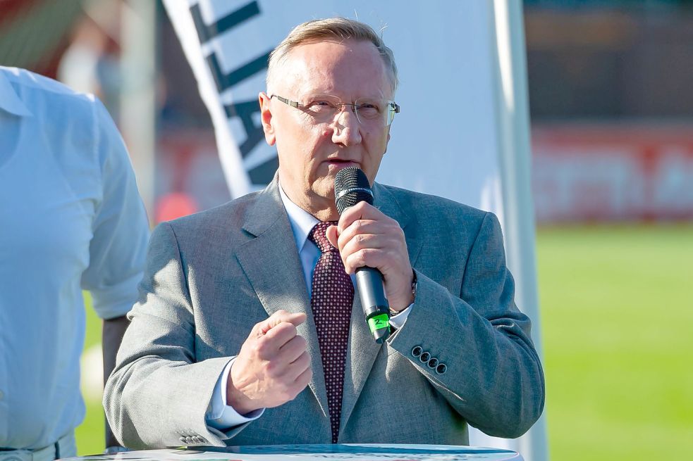 NFV-Präsident Günter Distelrath entscheidet mit dem Präsidium heute, ob die Fußballer am Wochenende spielen. Bild: Imago