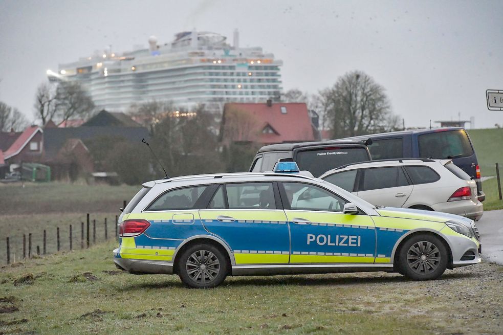 An mehreren Stellen entlang der Ems zeigte die Polizei Präsenz. Bild: Ortgies