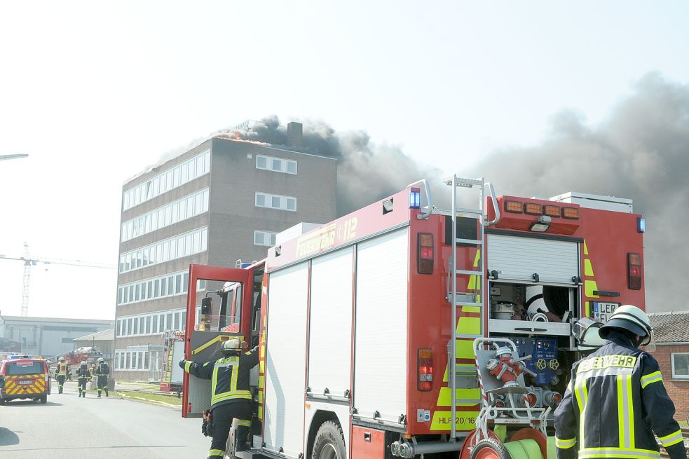 Das Feuer brach auf dem Dach des ehemaligen Verwaltungsgebäudes der Jansen-Werft in Leer aus. Bild: Wolters