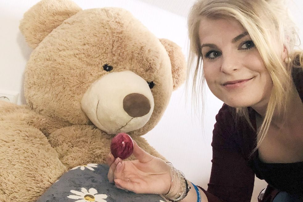 Vera Vogt hat sich als Unterstützung plüschige Hilfe geholt. Bild: Vogt