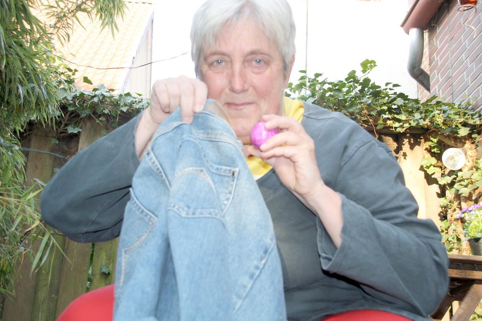 Katja Mielcarek trüllt durch eine Hose. Bild: Mielcarek