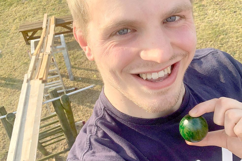 Volontär Steffen Busemann hat eine kleine Rampe gebaut. Bild: Busemann