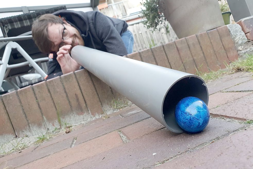 Als Starthilfe für das Osterei nutzt Jonas Bothe ein PVC-Rohr. Bild: F. Bothe