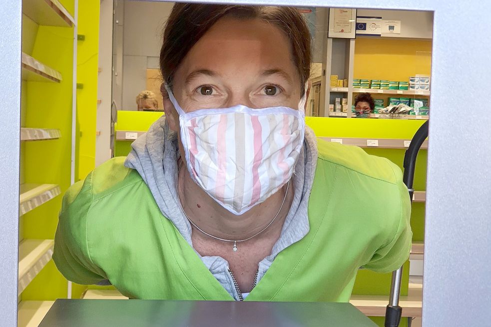 Apothekerin Kirsten Dellbrügger-Hermann bediente die Kunden am Sonnabendvormittag durch die Notdienstklappe, weil im Verkaufsraum erst das Chaos beseitigt werden musste, das durch die Explosion angerichtet wurde. Bild: Gettkowski
