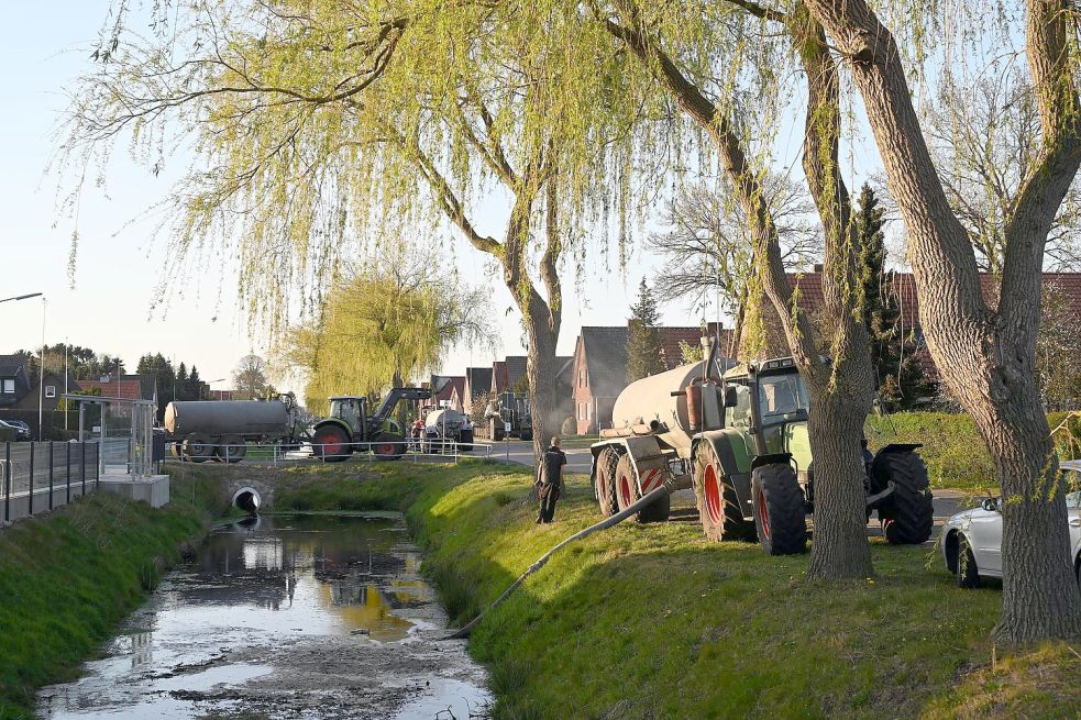 Mehrere Landwirte unterstützen die Feuerwehr. Sie pumpten Wasser aus dem Bethlehemkanal in Gülletanks und brachten es zum Brandgebiet.
