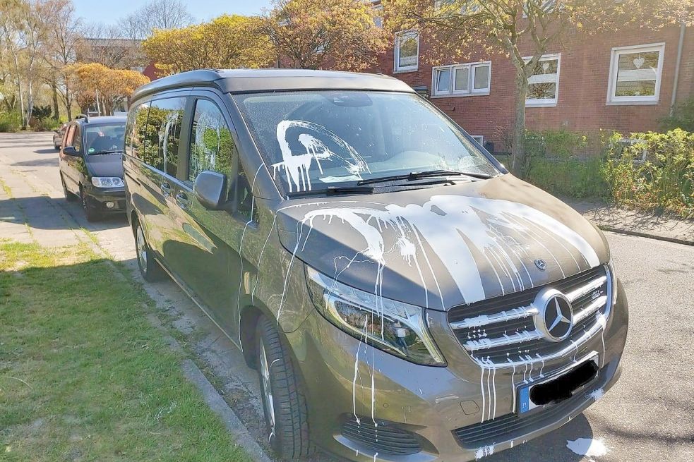 Erhebliche Sachbeschädigung: Das Auto eines Mitarbeiters der UEK in Norden wurde mit weißer Farbe beschmiert. Bild: Krankenhaus
